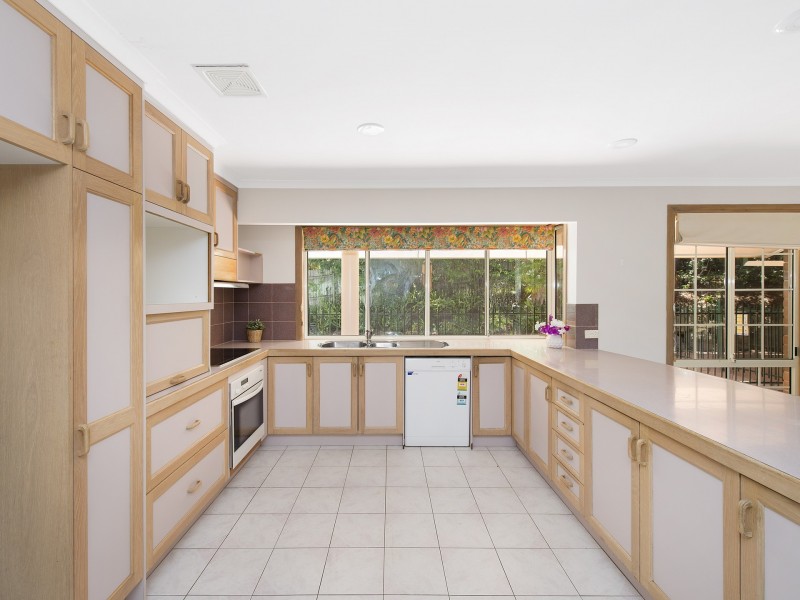 13 Seton Close, Kenmore Hills QLD 4069