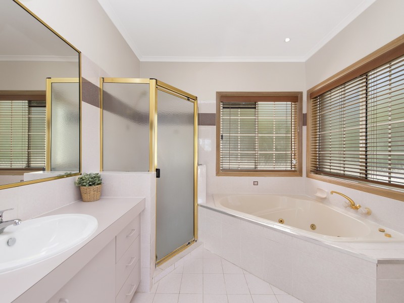 13 Seton Close, Kenmore Hills QLD 4069