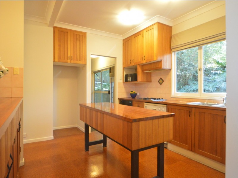 16 Kay Close, Kenmore Hills QLD 4069