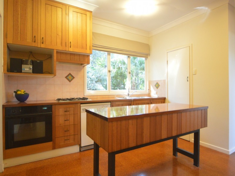 16 Kay Close, Kenmore Hills QLD 4069