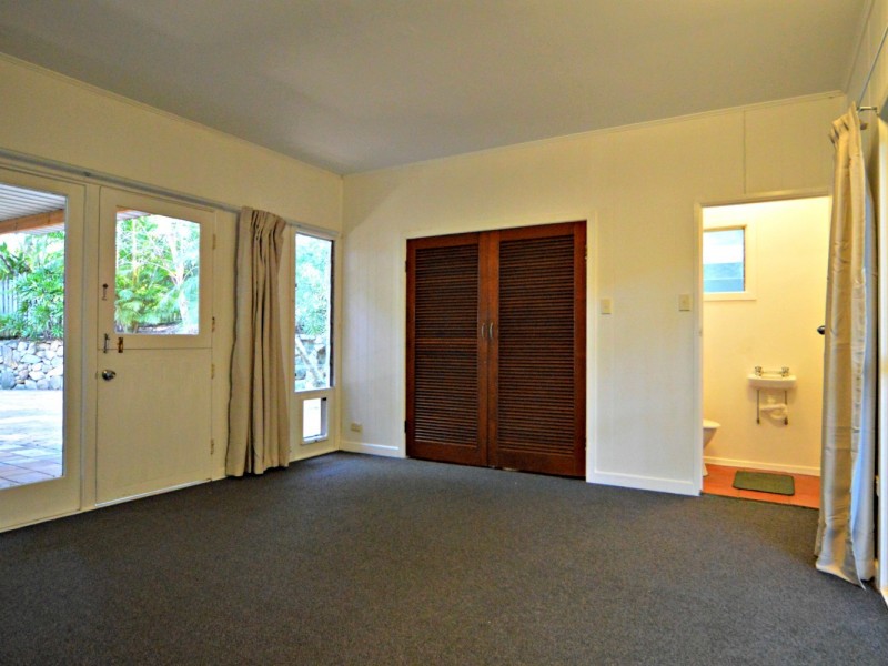 16 Kay Close, Kenmore Hills QLD 4069