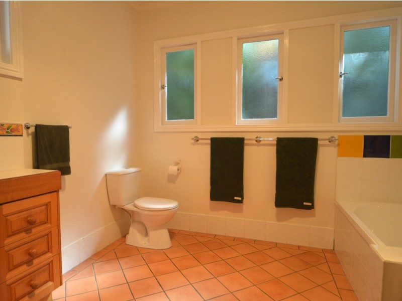 16 Kay Close, Kenmore Hills QLD 4069