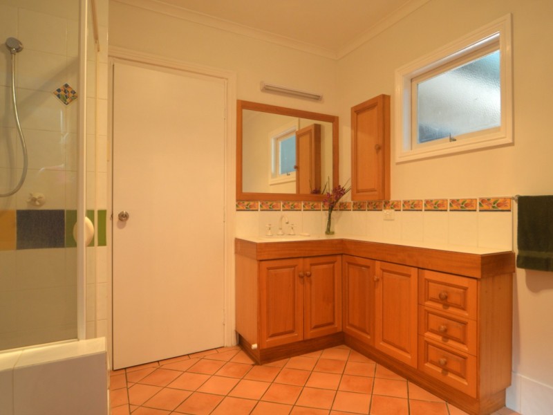 16 Kay Close, Kenmore Hills QLD 4069