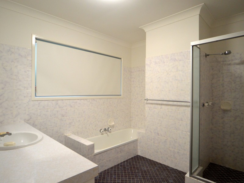 1 Mabb Street, Kenmore QLD 4069