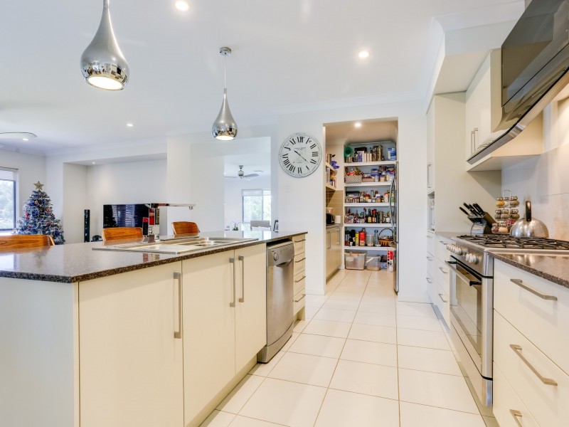 4 Whiteoak Place, Moggill QLD 4070