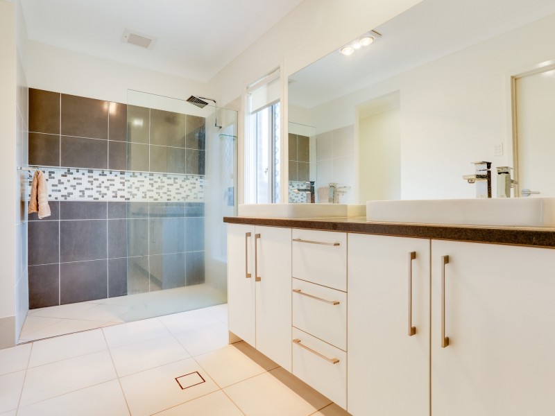 4 Whiteoak Place, Moggill QLD 4070