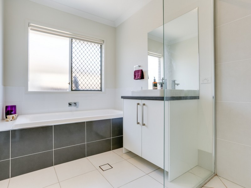 4 Whiteoak Place, Moggill QLD 4070