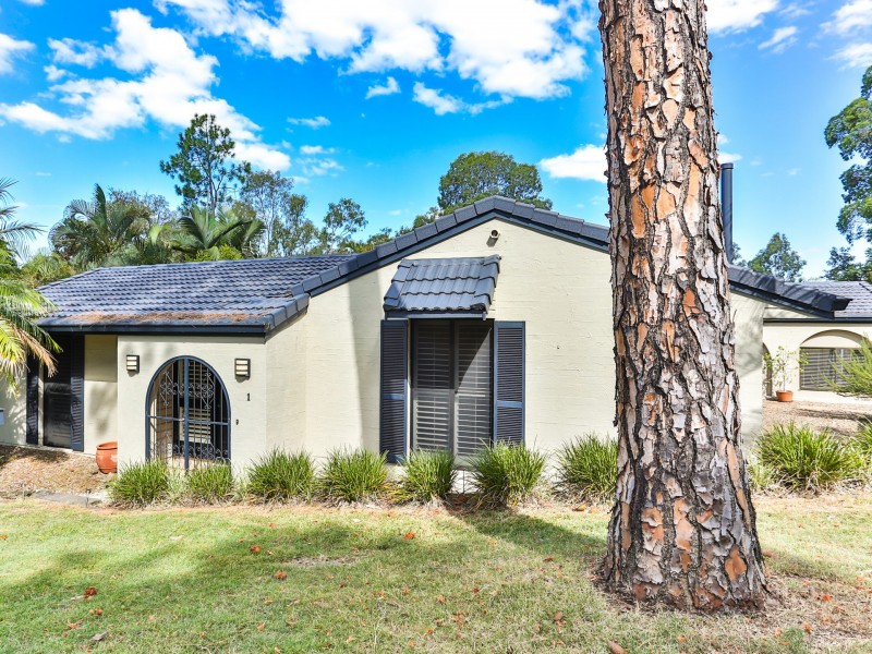 1 Gleneagle Street, Kenmore QLD 4069
