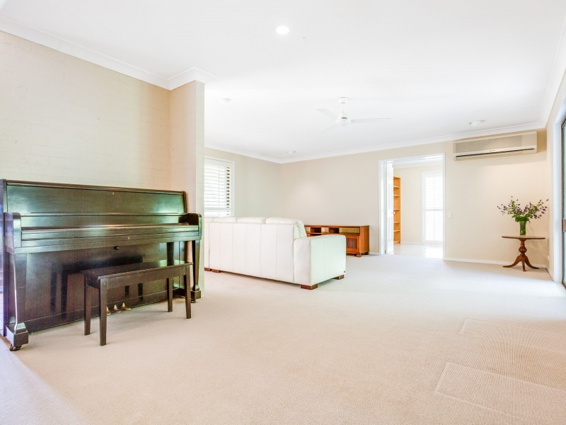 1 Gleneagle Street, Kenmore QLD 4069
