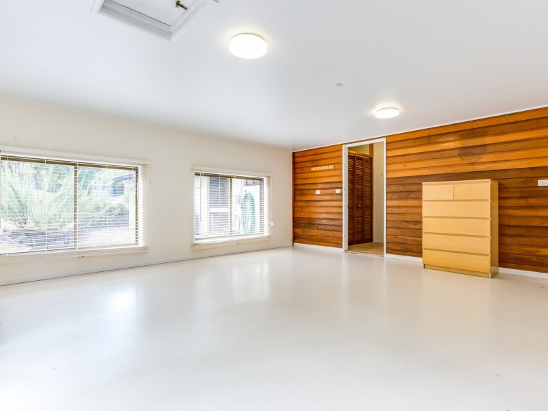 1 Gleneagle Street, Kenmore QLD 4069