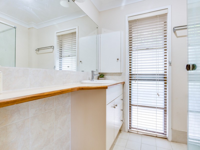 1 Gleneagle Street, Kenmore QLD 4069