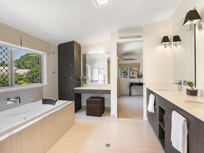 7 Ngeringa Crescent, Chapel Hill QLD 4069