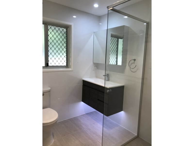 8 Lant Street, Chapel Hill QLD 4069