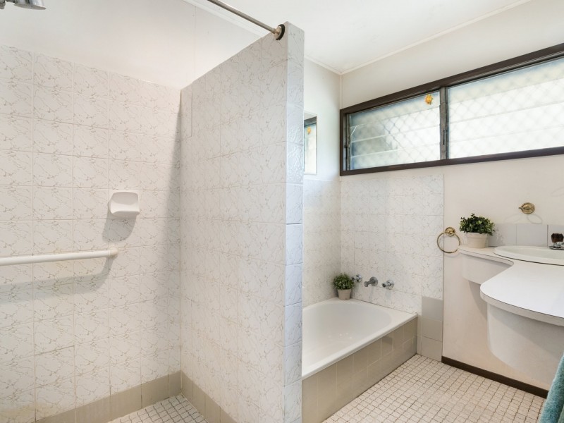 3 Alenola Street, Chapel Hill QLD 4069