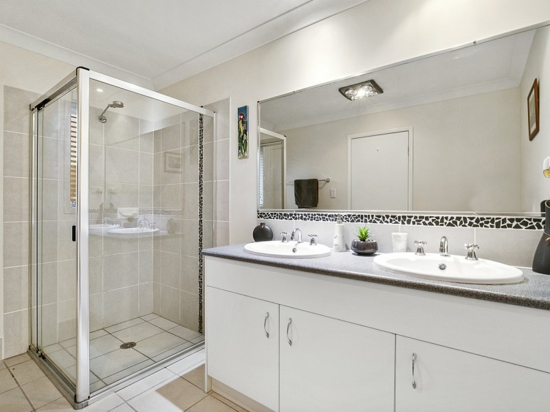 15 Rise Place, Moggill QLD 4070