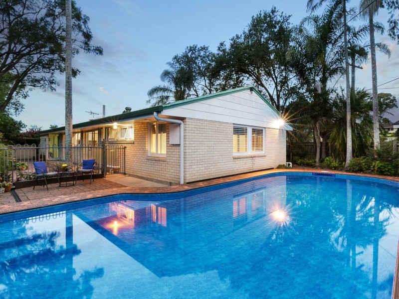 2 Glen Frew St, Kenmore QLD 4069