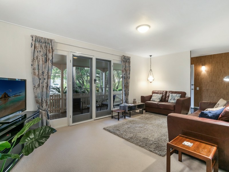 2 Glen Frew St, Kenmore QLD 4069