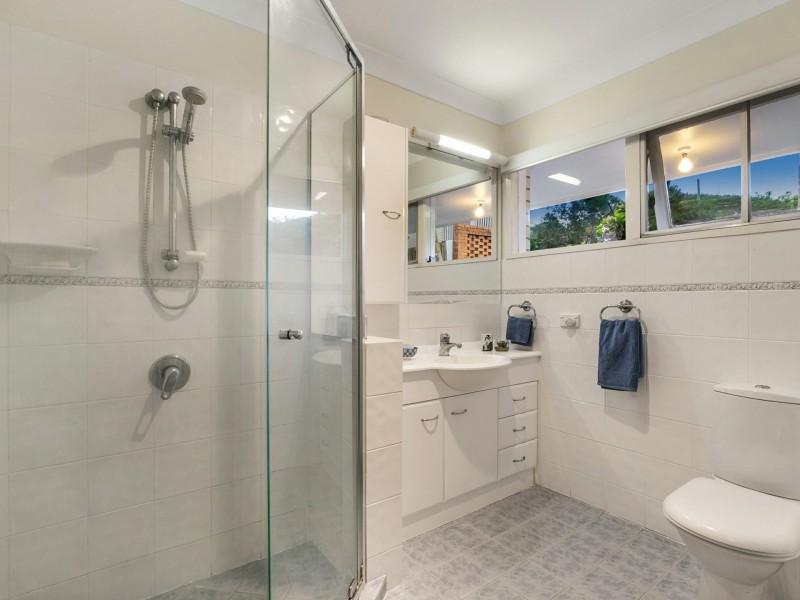 2 Glen Frew St, Kenmore QLD 4069