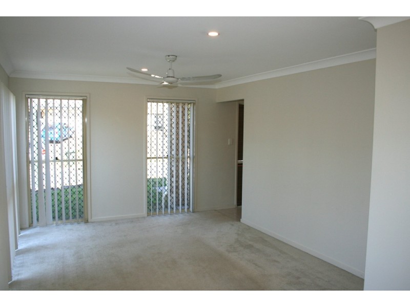 2/4 Woodswallow Place, Bellbowrie QLD 4070
