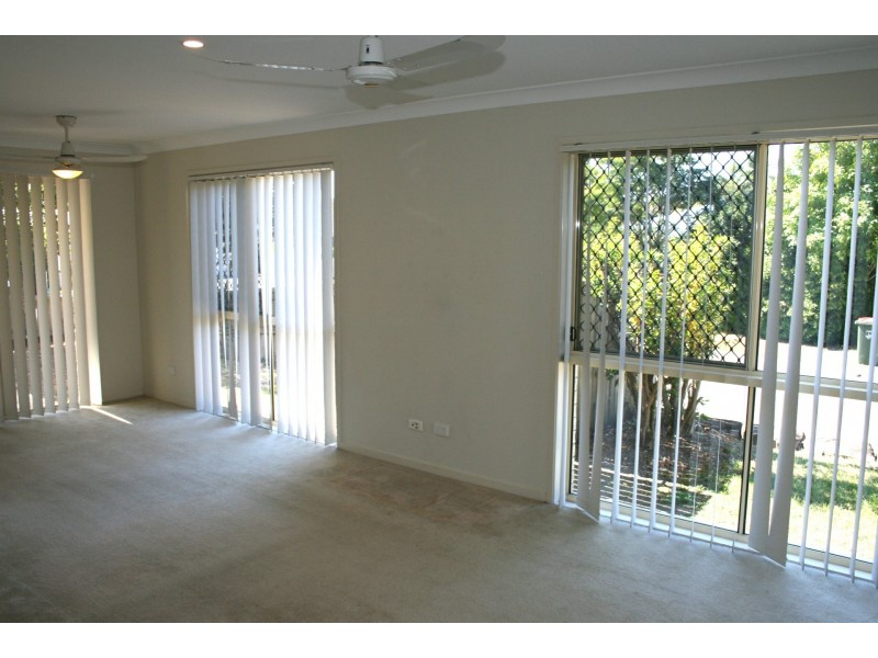 2/4 Woodswallow Place, Bellbowrie QLD 4070