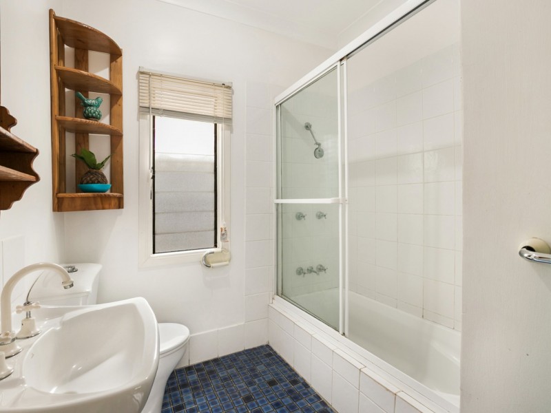 21 Burns Parade, Chapel Hill QLD 4069