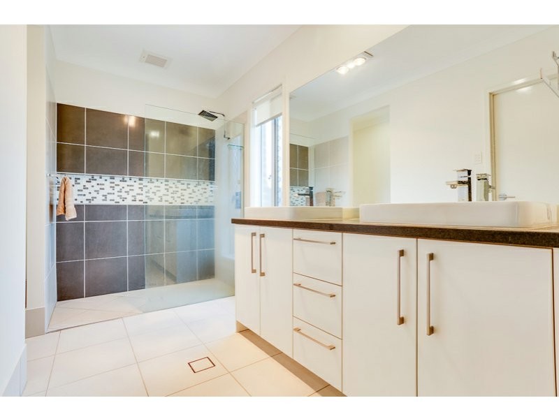 4 White Oak Place, Moggill QLD 4070