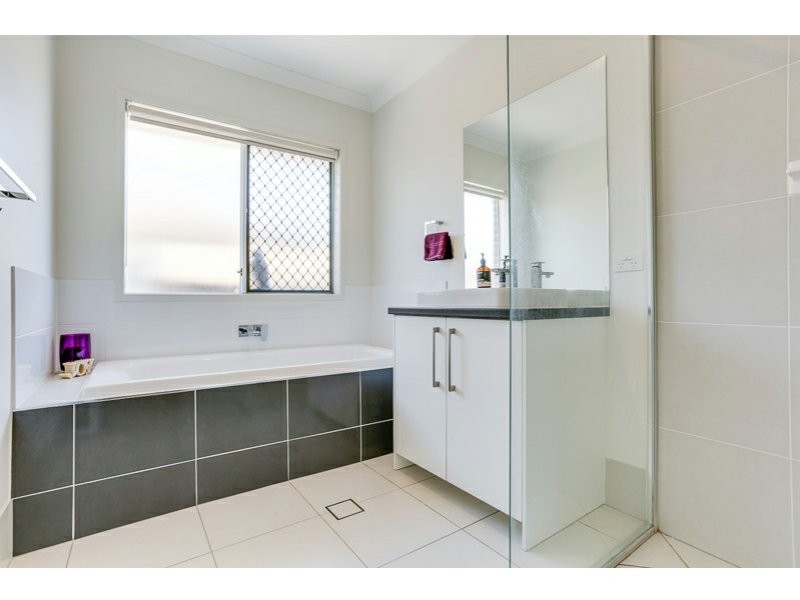 4 White Oak Place, Moggill QLD 4070