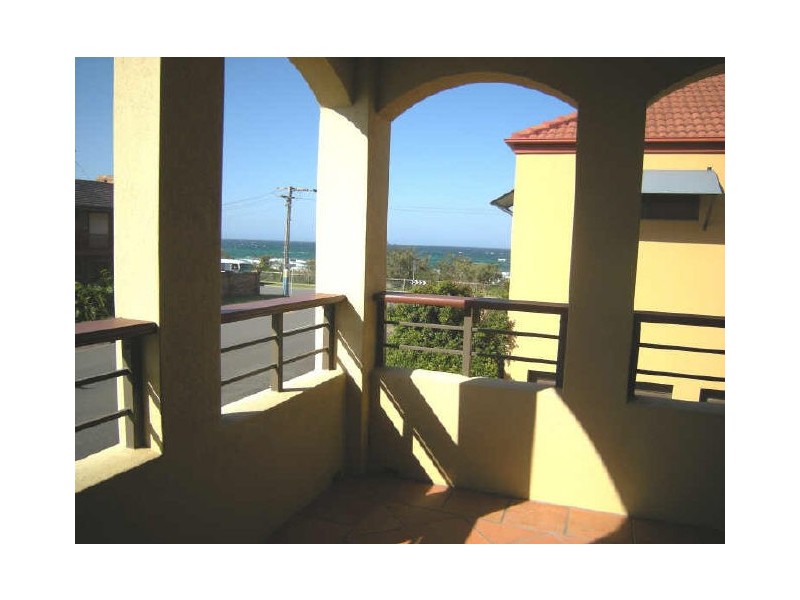 4/2 Gibson St, Bilinga QLD 4225