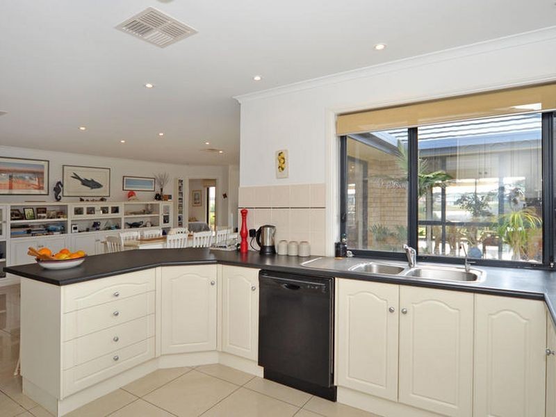 6 Prince Alfred Parade, Hindmarsh Island SA 5214