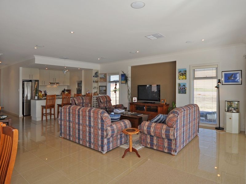 18 Britannia Parade, Hindmarsh Island SA 5214
