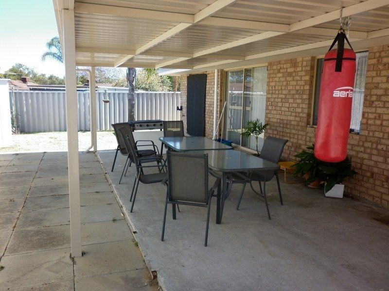 15 Hoyton Place, Parmelia WA 6167