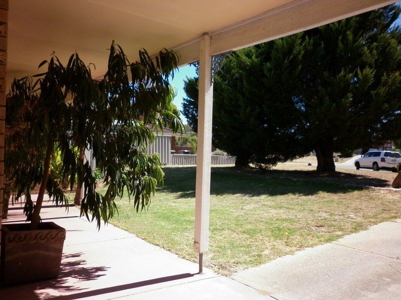 15 Hoyton Place, Parmelia WA 6167