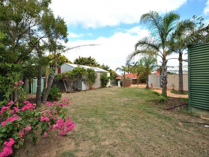 15 Cowlishaw Rise, Parmelia WA 6167