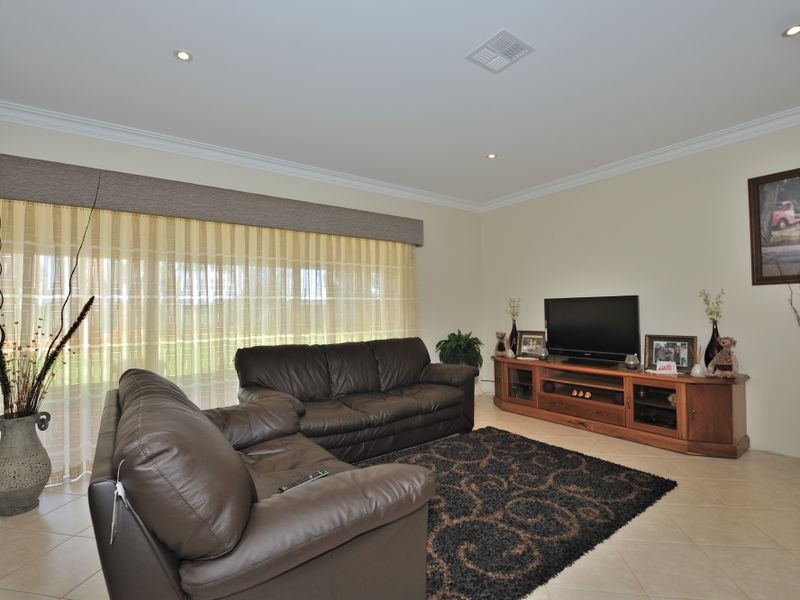 3 Braddock Rd, Wellard WA 6170