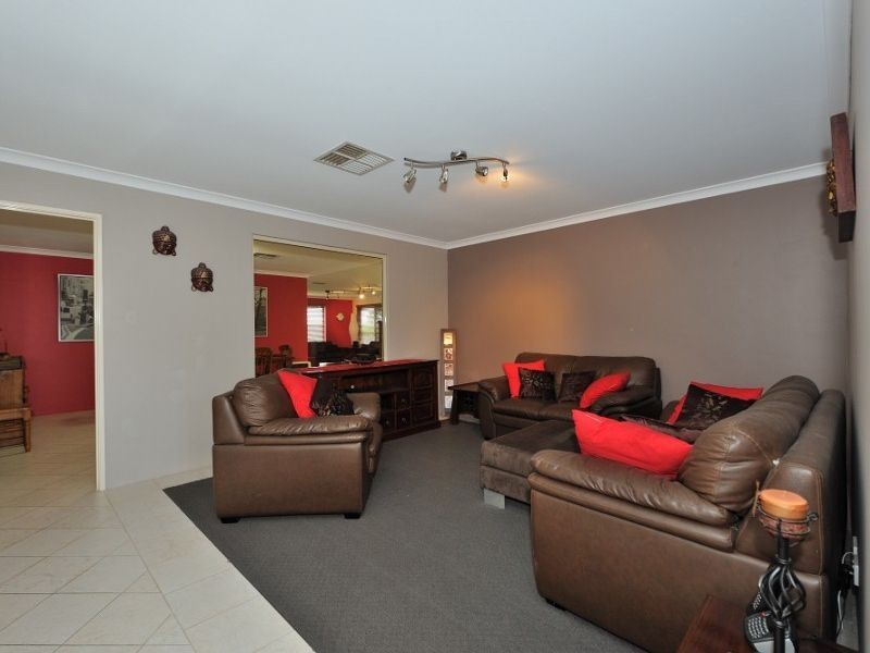6 Holyrood Close, Orelia WA 6167