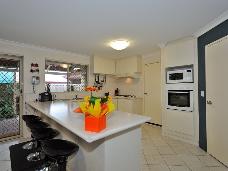 6 Holyrood Close, Orelia WA 6167