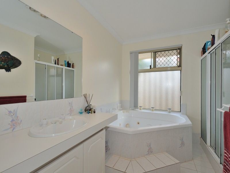 6 Holyrood Close, Orelia WA 6167