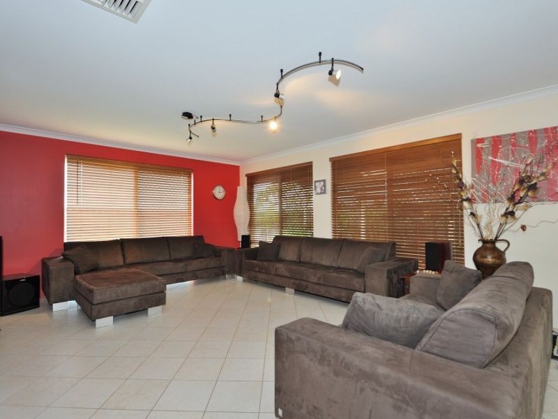 6 Holyrood Close, Orelia WA 6167
