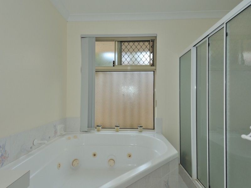 6 Holyrood Close, Orelia WA 6167