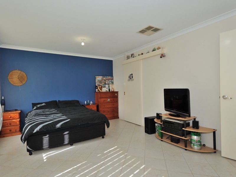 6 Holyrood Close, Orelia WA 6167