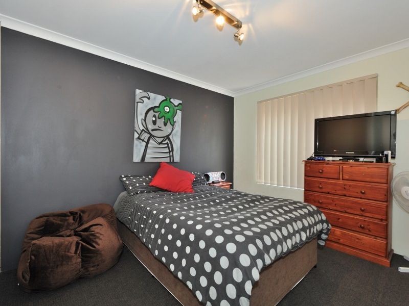6 Holyrood Close, Orelia WA 6167