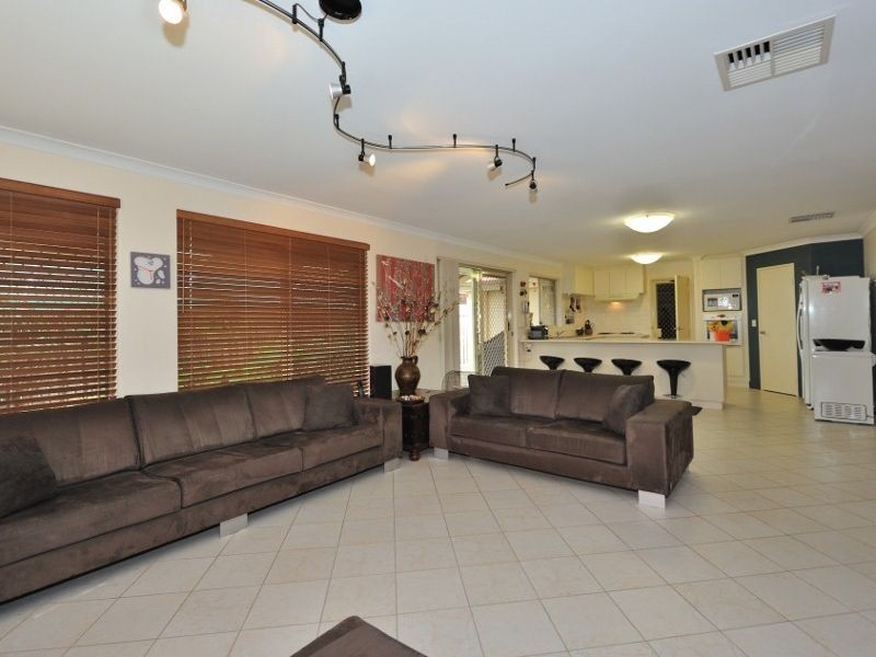 6 Holyrood Close, Orelia WA 6167