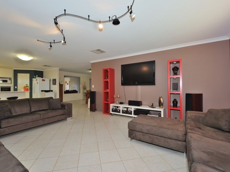 6 Holyrood Close, Orelia WA 6167