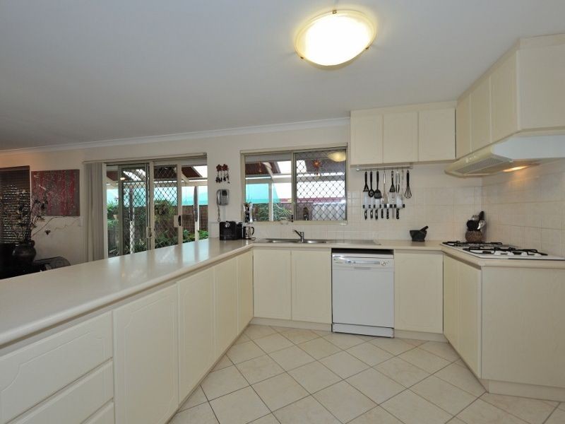 6 Holyrood Close, Orelia WA 6167
