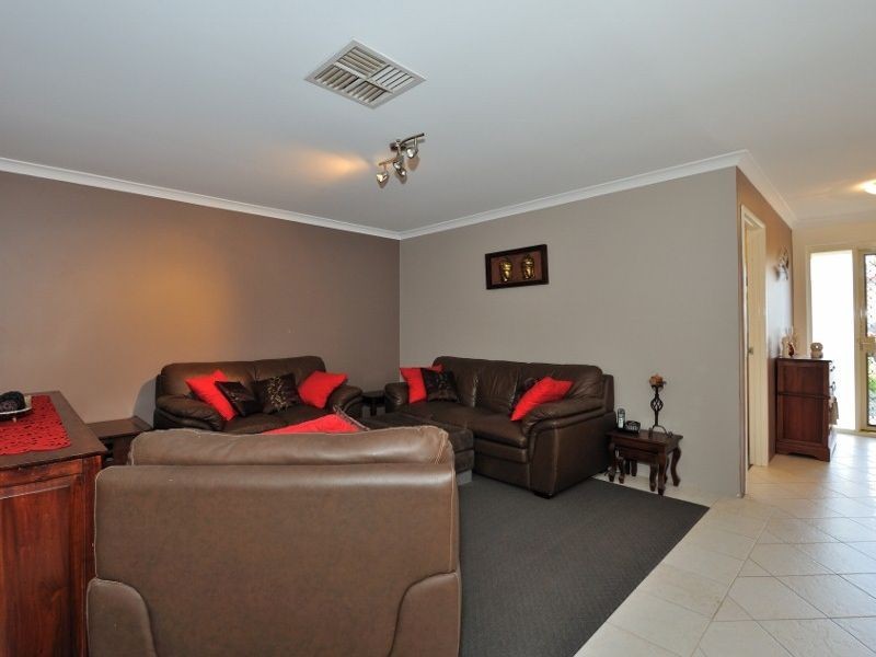 6 Holyrood Close, Orelia WA 6167