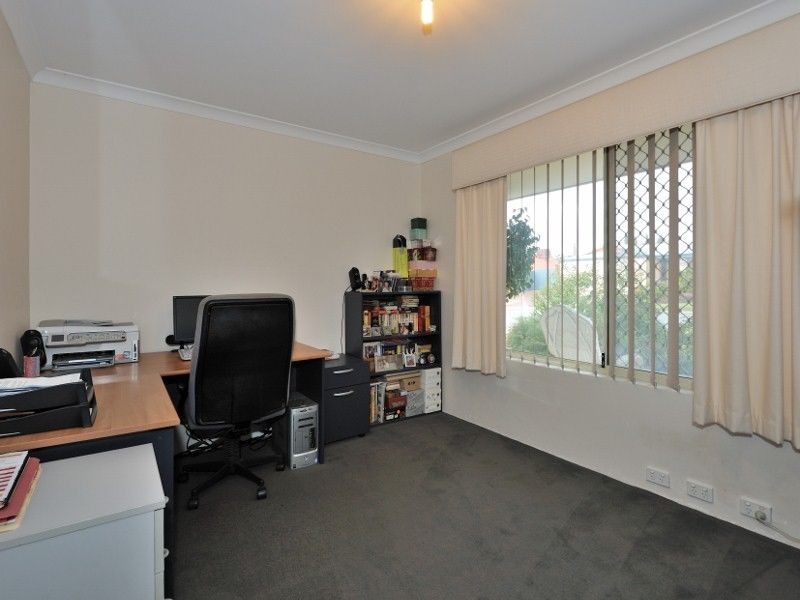 6 Holyrood Close, Orelia WA 6167