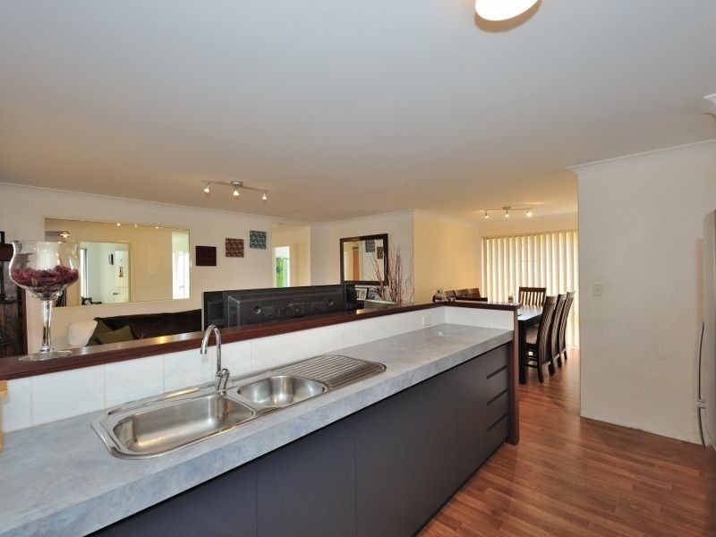 6 Madge Way, Leda WA 6170