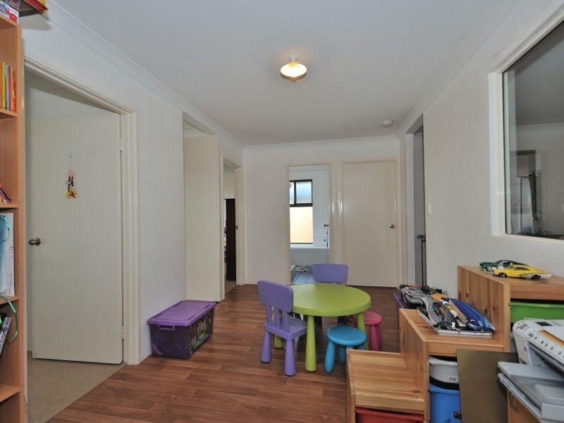 6 Madge Way, Leda WA 6170