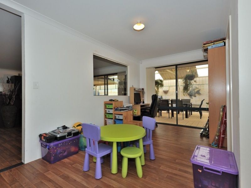 6 Madge Way, Leda WA 6170