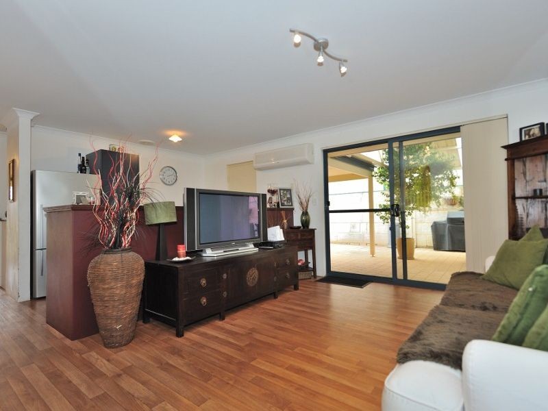 6 Madge Way, Leda WA 6170